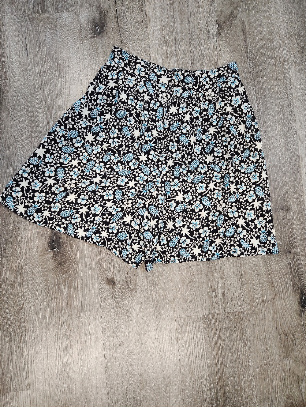 Vintage Hawaiian Flowy High-Waisted Bermuda Shorts Size Med